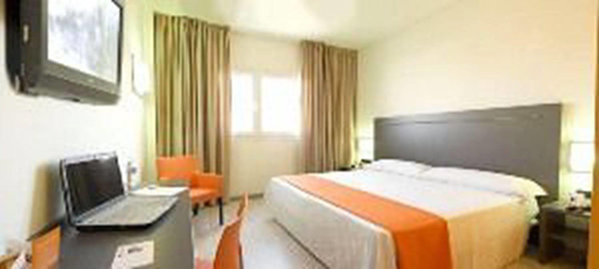 B&B Hotel Barcelona Руби Экстерьер фото